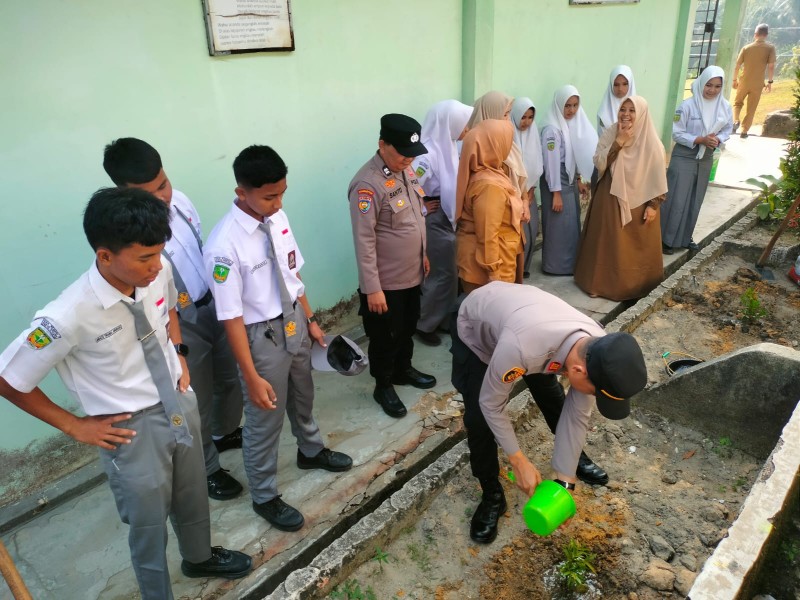 Polsek Bandar Sei Kijang Tanam 10 Bibit Pohon Rambutan di SMAN 1