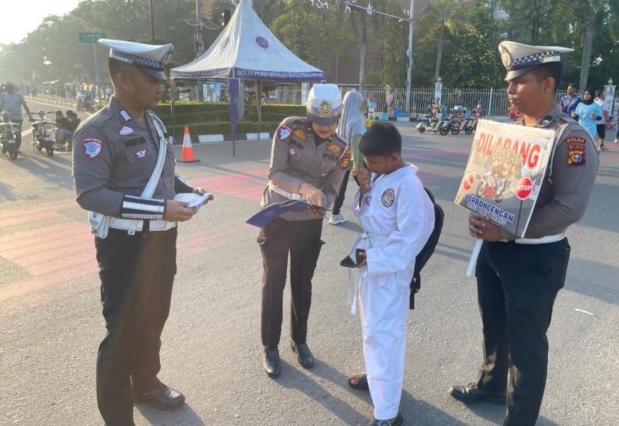 AKP Fauza Hanes Tiara Pimpin Giat Polantas Menyapa di Kawasan CFD Pekanbaru