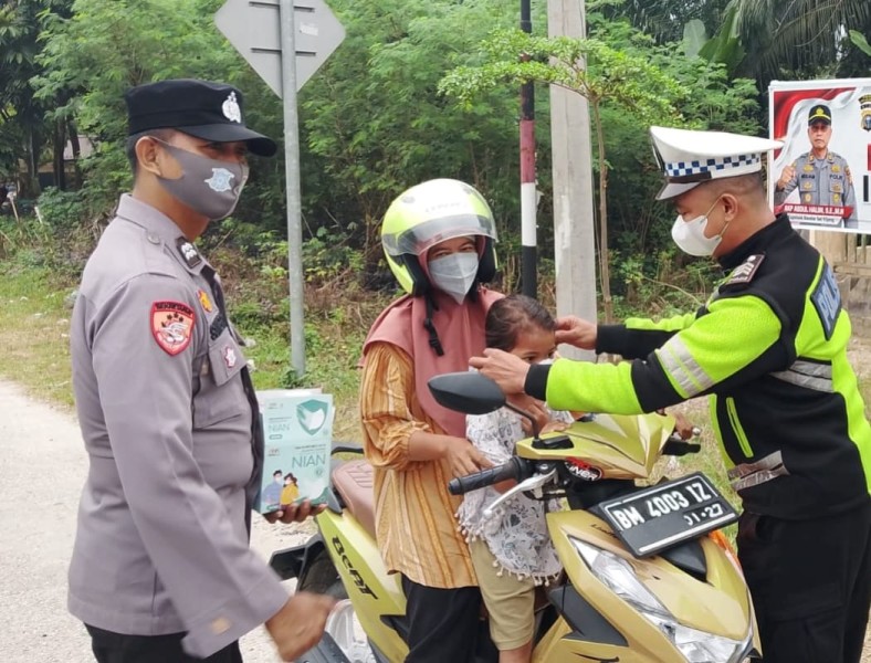 Polsek Bandar Sei Kijang  Bagikan Masker Gratis Kepada Pengguna Jalan Dampak Kabut Asap
