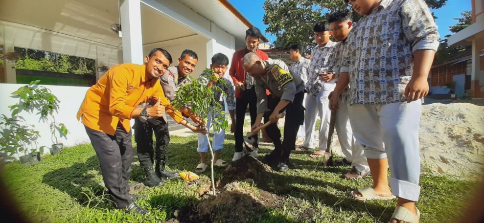 Hijaukan Bumi: Cipayung Plus, Polda Riau Berkolaborasi Dalam Penanaman Pohon di SMK IT Al Izhar