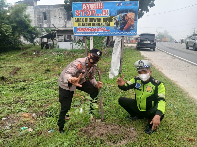 Polsek Bandar Sei Kijang Tanam 10 Bibit Pohon Pinang Dukung Program Penghijauan Kapolda Riau
