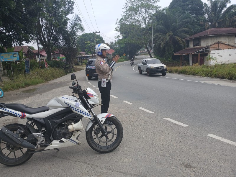 Unit Lantas Polsek Bandar Sei Kijang Laksanakan  Pengaturan Arus Lalu Lintas Dijalan Lintas Timur KM 25