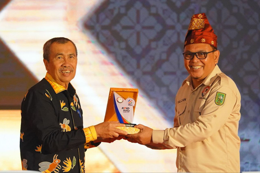 Gubri Syamsuar Raih Tokoh Inspiratif Penyiaran Malam Puncak Anugerah KPID Riau Award 2023