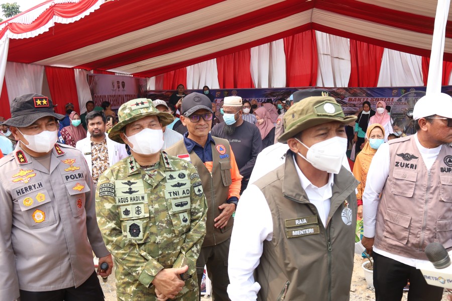 Pangdam XIX Tuanku Tambusai Turun ke Titik Api, Dampingi Menhut Tinjau Karhutla Pelalawan