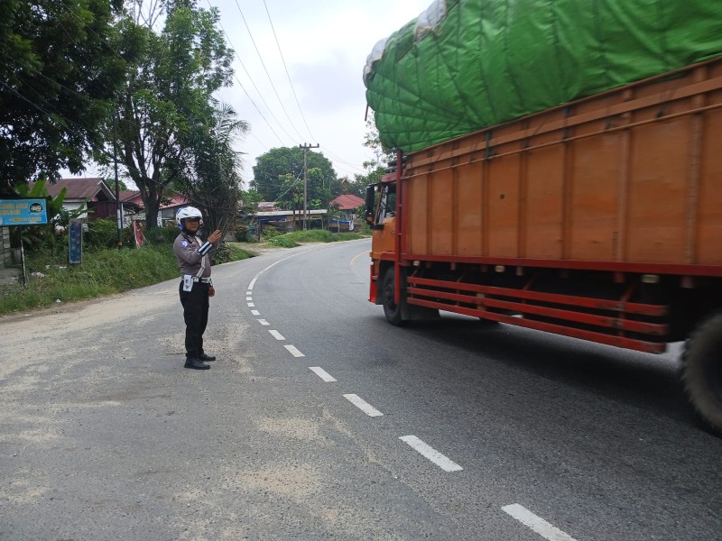 “Kegiatan Pengaturan Arus Lalu Lintas Pagi, Polsek Bandar Sei Kijang Berikan Contoh”