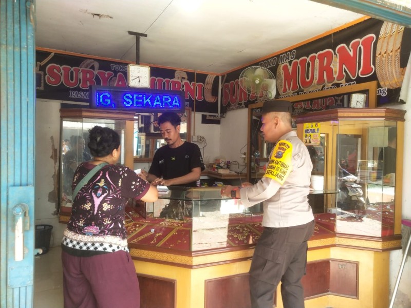 Bhabinkamtibmas Polsek Bandar Sei Kijang Laksanakan Sambang ke Toko Mas Pasar Sekijang