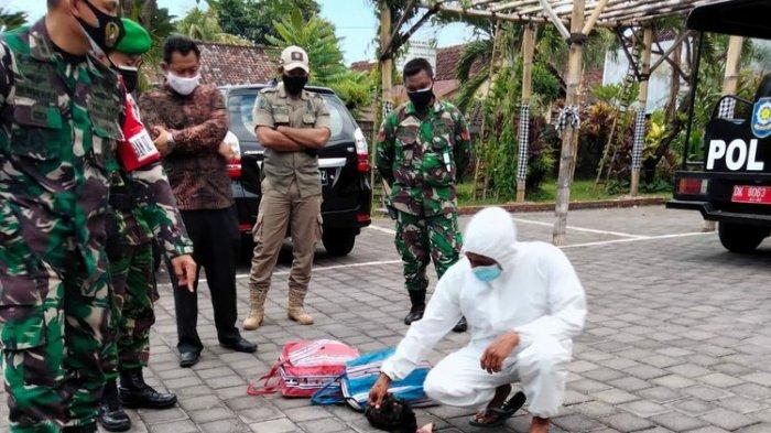 Gelar Sabung Ayam Saat PPKM, Pria di Bali Dihukum Pakai Baju Hazmat dan Didenda Rp 2 Juta