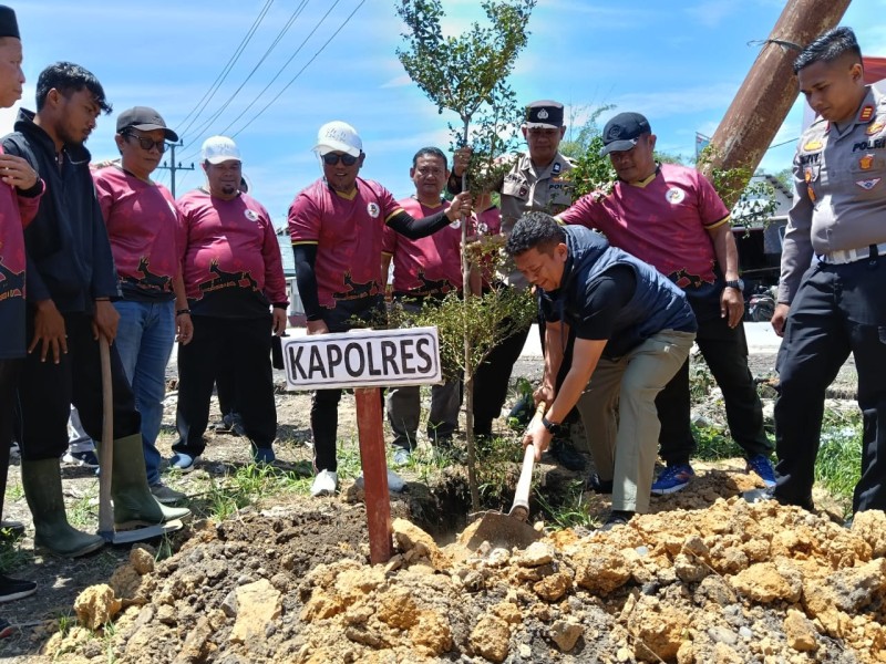 Kapolsek Bandar Sei Kijang Hadiri HUT ke-20 Kecamatan Bandar Sei Kijang: Penanaman Pohon untuk Masa Depan