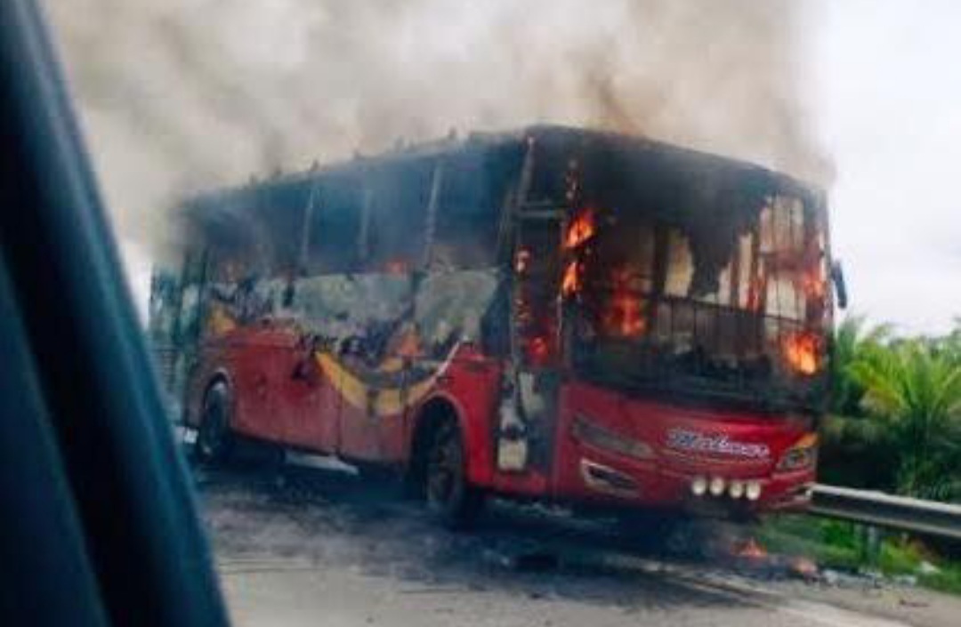 Bus Makmur Terbakar di Tol Trans-Sumatera