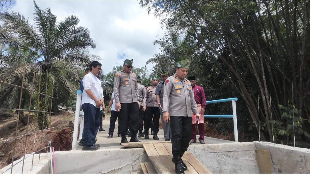 Kapolda Riau Kunjungi Pembangunan Jembatan di Desa Lubuk Agung