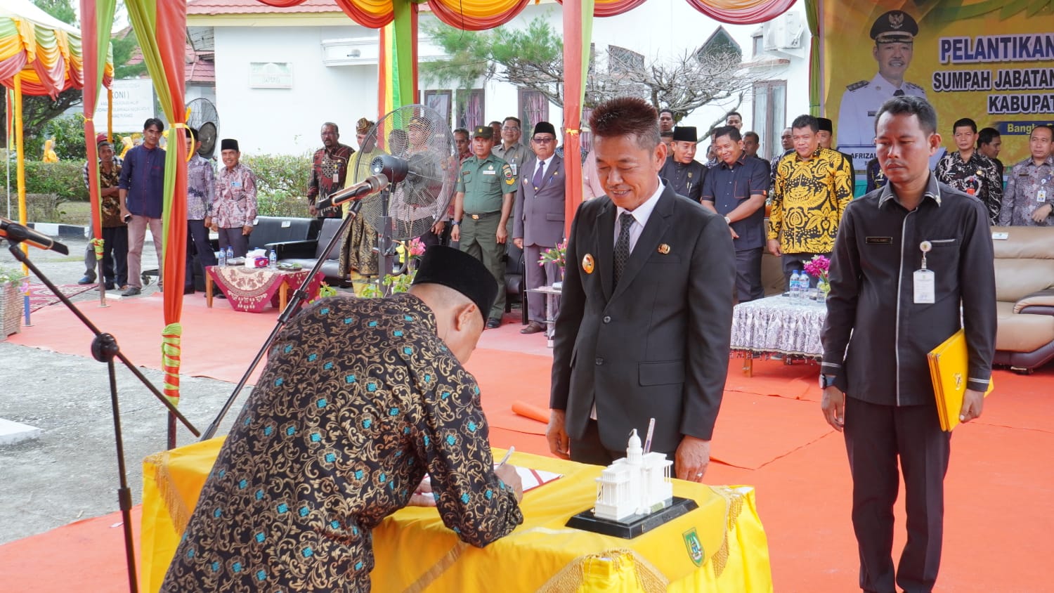 Bupati Rohil Lantik Sekcam Dan Tim Penggerak PKK Bangko Pusaka