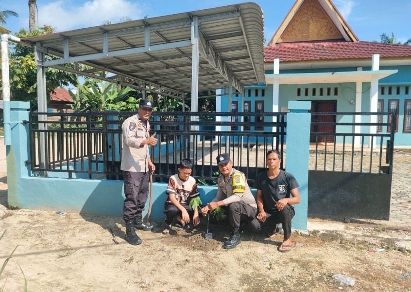 Polsek Bandar Sei Kijang Gelar Green Policing, Tanam Pohon Alpukat di Desa Muda Setia