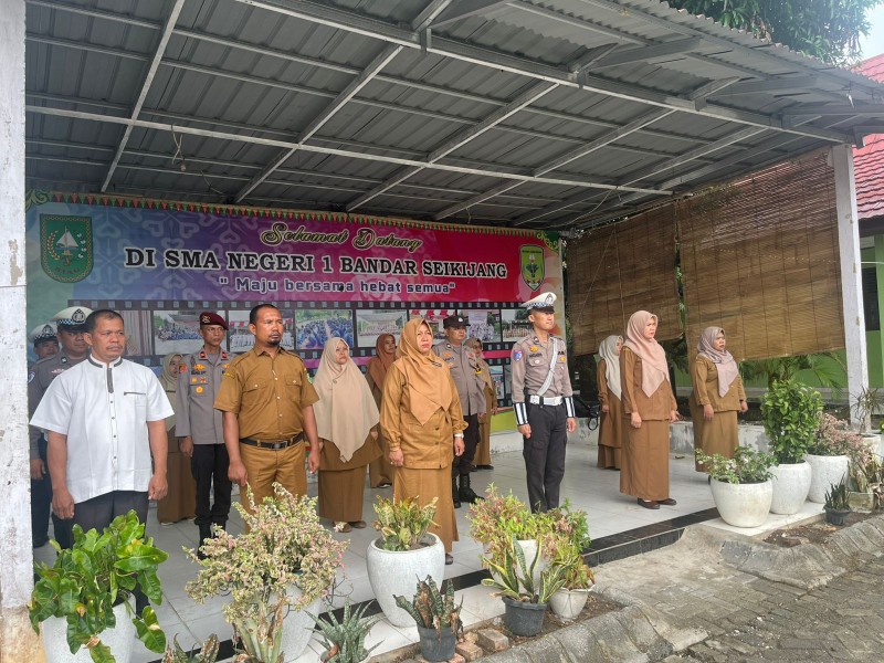 *Polsek Bandar Sei Kijang Gelar Upacara dan Sosialisasi di SMA Negeri 1 Bandar Sei Kijang*