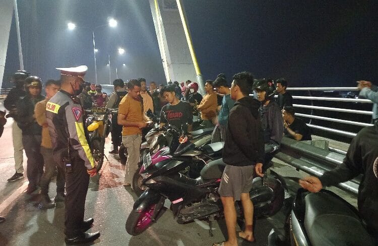 Nongkrong Dijembatan Siak IV, Belasan Pemotor Digiring Ke Polresta Pekanbaru
