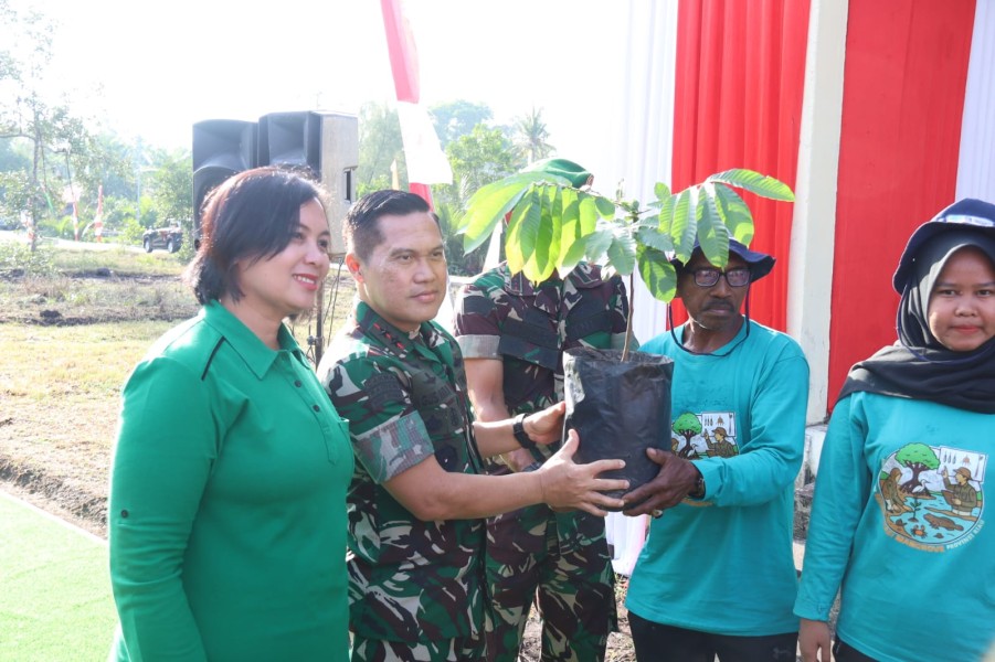 Persit KCK Berkarya, Pangdam XIX/Tuanku Tambusai dan Ketua Persit KCK Daerah XIX/Tuanku Tambusai Pimpin Tanam Mangrove di Bengkalis