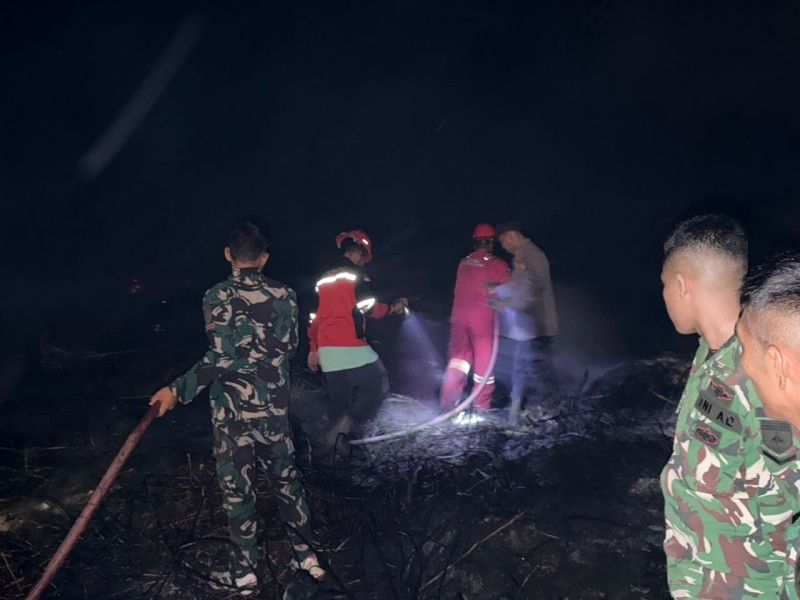 Api Karhutla Mengancam Lahan Gambut Siak, Yonif TP 851/BBC Turun Tangan