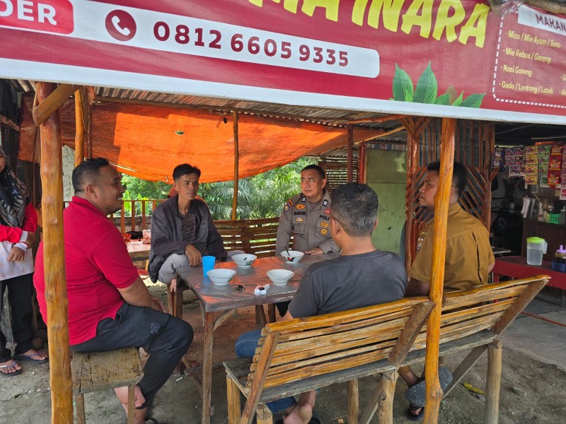 Bhabinkamtibmas Desa Kiab Jaya Gelar Silaturahmi, Ajak Perangkat Desa Jaga Kamtibmas Lewat Cooling System