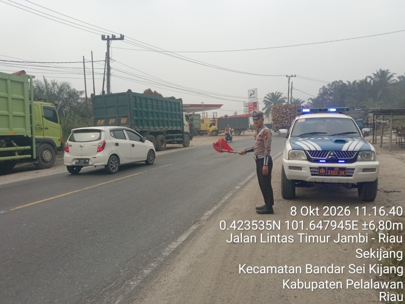 Cegah Laka Lantas di Jalintim, Unit Lantas Polsek Bandar Sei Kijang Gelar Patroli R4