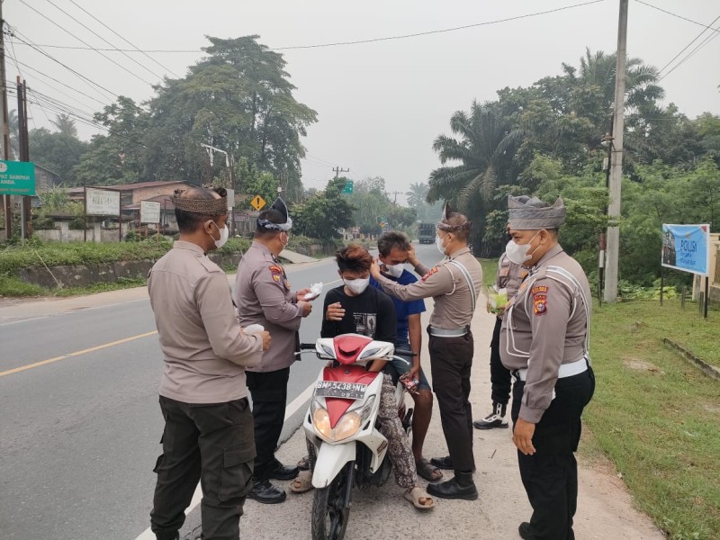 Antisipasi Dampak Karhutla, Polsek Bandar Sei Kijang Bagikan Masker Gratis di Jalintim