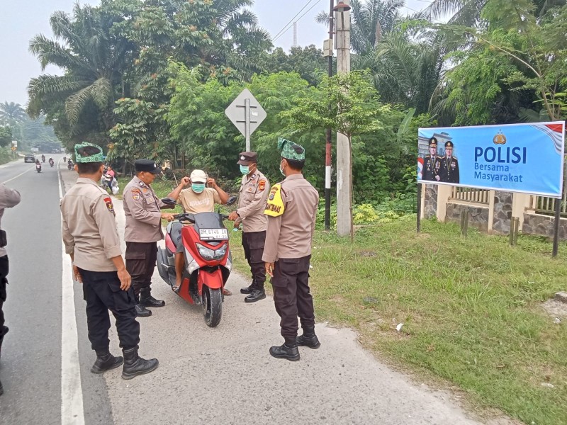 Polsek Bandar Sei Kijang Bagikan Masker Gratis, Mengantisipasi Gangguan Kesehatan Akibat Kabut Asap