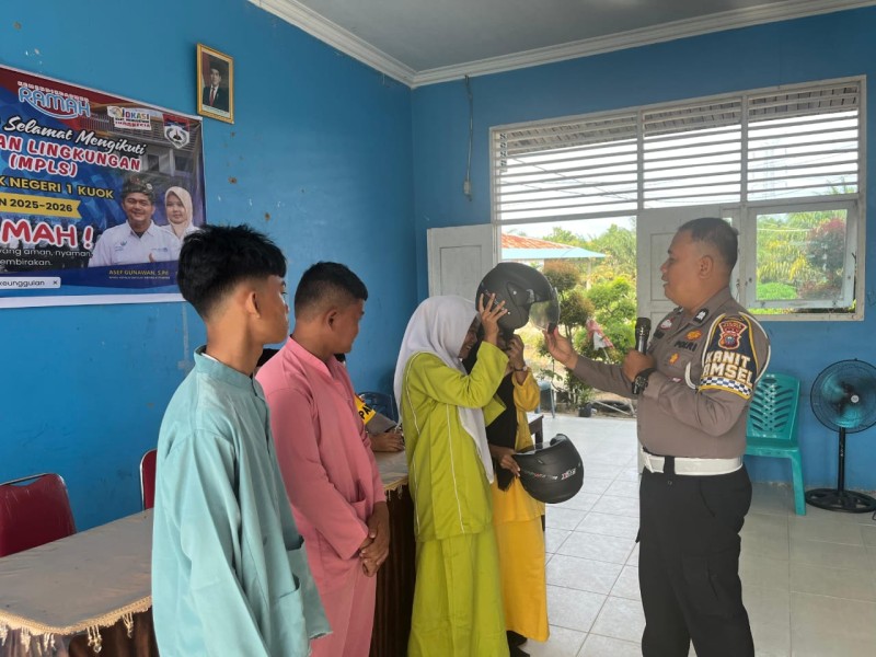Satlantas Polres Kampar Beri Edukasi Keselamatan di SMK N 1 Kuok