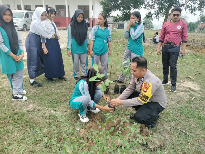 Polsek Bandar Sei Kijang Kembali Tanam 15 Bibit Pohon Ketapang Dukung Program Penghijauan Kapolda Riau