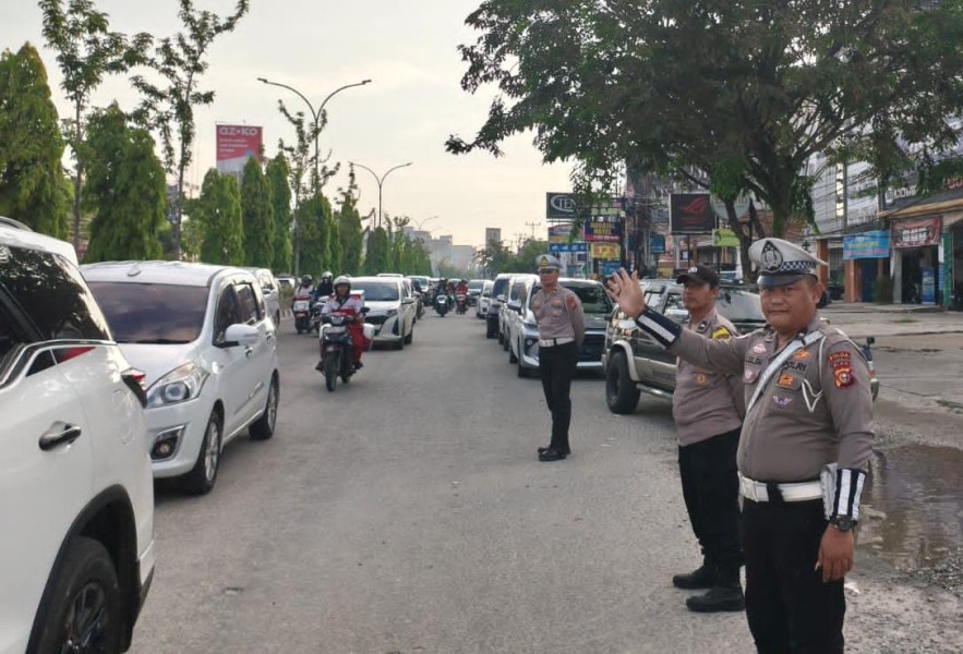 Ditlantas Polda Riau dan Satlantas Polresta Pekanbaru Lakukan Pengamanan di SPBU dan Titik Rawan Kepadatan