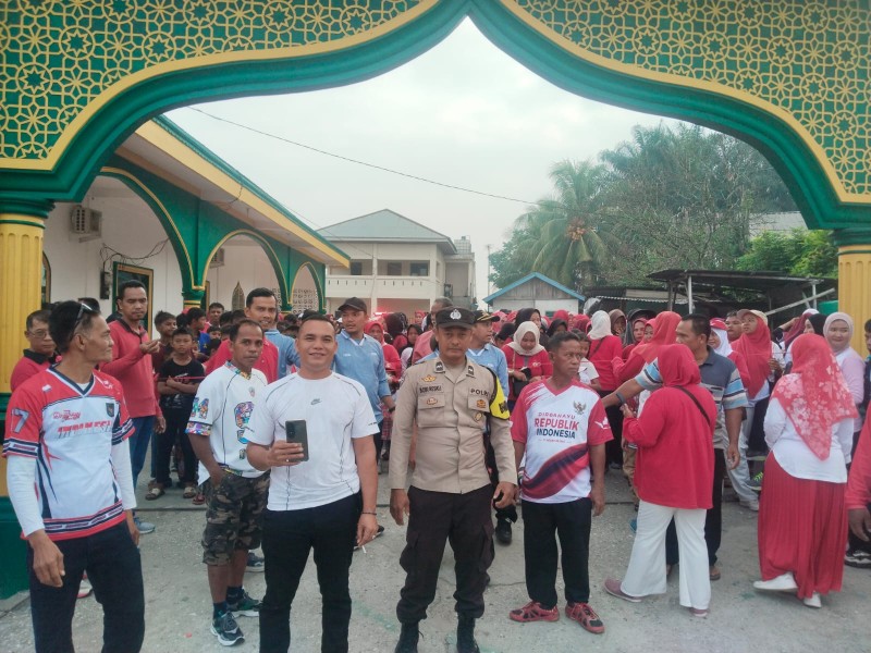 Bhabinkamtibmas dan Warga Desa Muda Setia Gelar Jalan Santai Peringati HUT ke-21 Desa