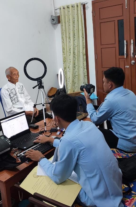 Susuri Sungai Dan Jalan Setapak, Imigrasi Tembilahan Datangi Masyarakat Yang Ingin Buat Paspor