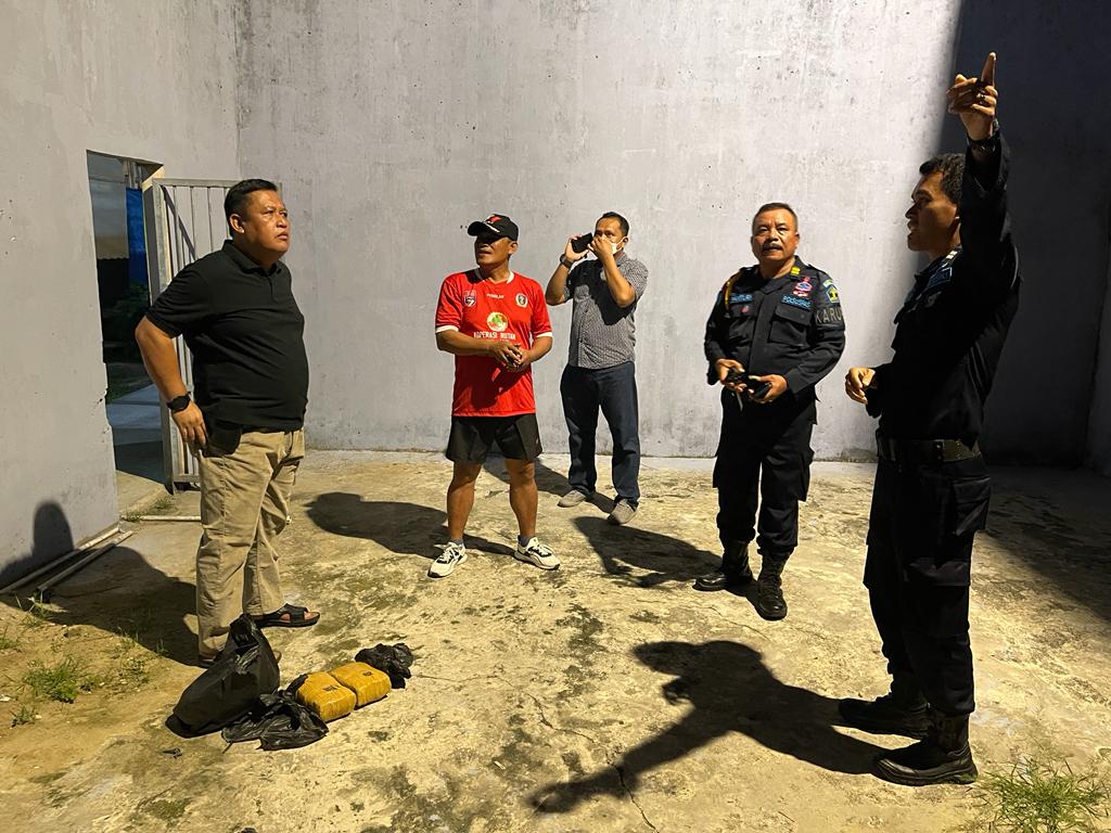 Dilempar Dari Balik Tembok, Petugas Pos Tinggi Lapas Pekanbaru Gagalkan Penyelundupan Narkoba Diduga Jenis Ganja Seberat 2 Kg