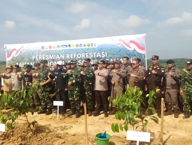 Reforestasi Tahap I TNTN Dimulai, Danrem 031/WB Brigjen TNI Dr. Agustatius Sitepu, S.Sos.,M.Si.,M.Han Tegaskan Dukungan TNI untuk Pemulihan Ekosistem