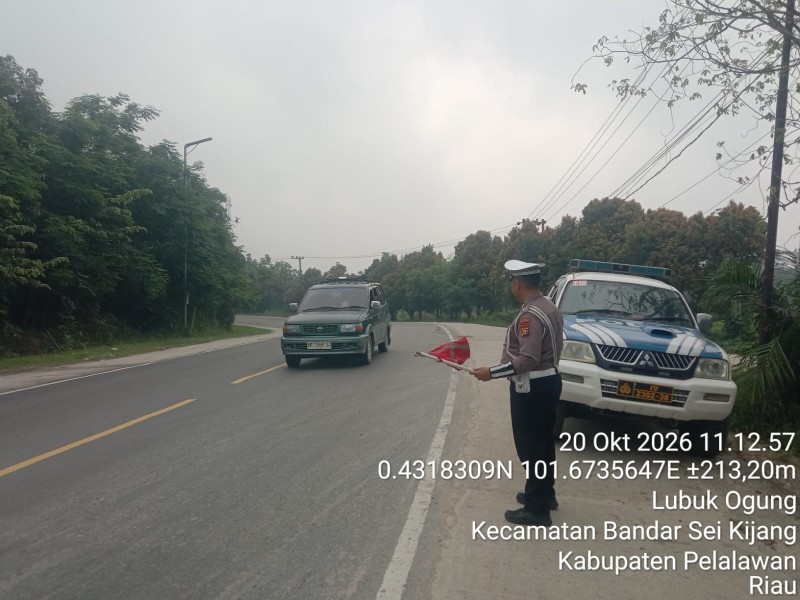 POLSEK BANDAR SEI KIJANG KENBALI  LAKSANAKAN PATROLI PREVENTIF DAN PENGATURAN ARUS LALU LINTAS DI JALINTIM KM 38
