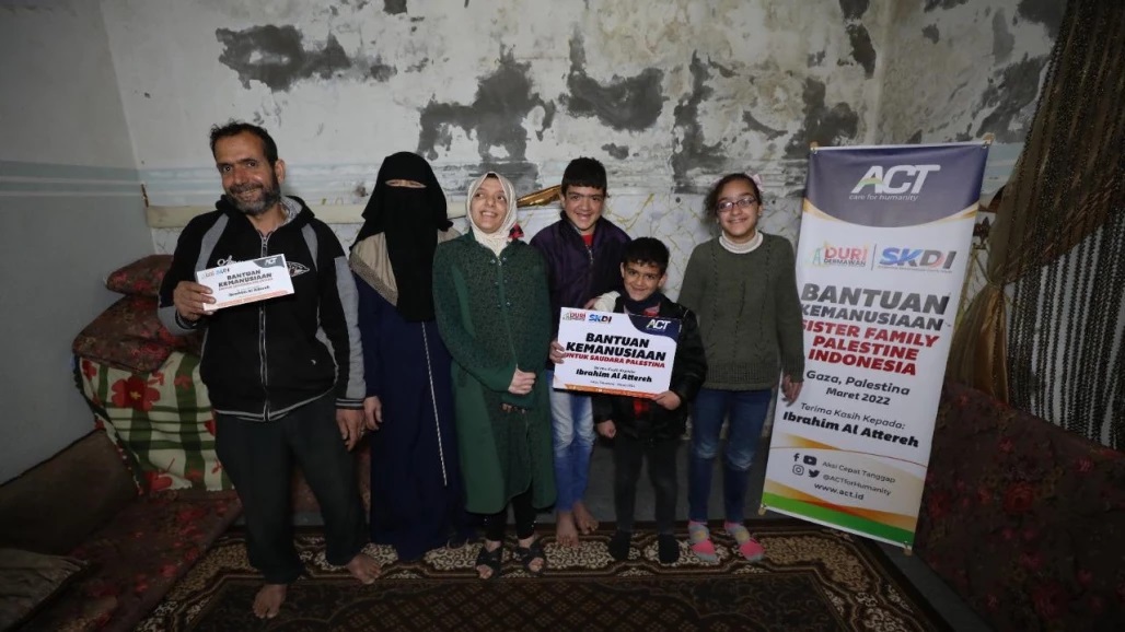 Keluarga Miskin di Gaza Menerima Bantuan Biaya Hidup Dari Dermawan ACT