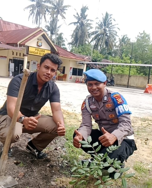 Polsek Bandar Sei Kijang Tanam Bibit Pohon Lengkeng Dukung Program Kelestarian Alam Polda Riau