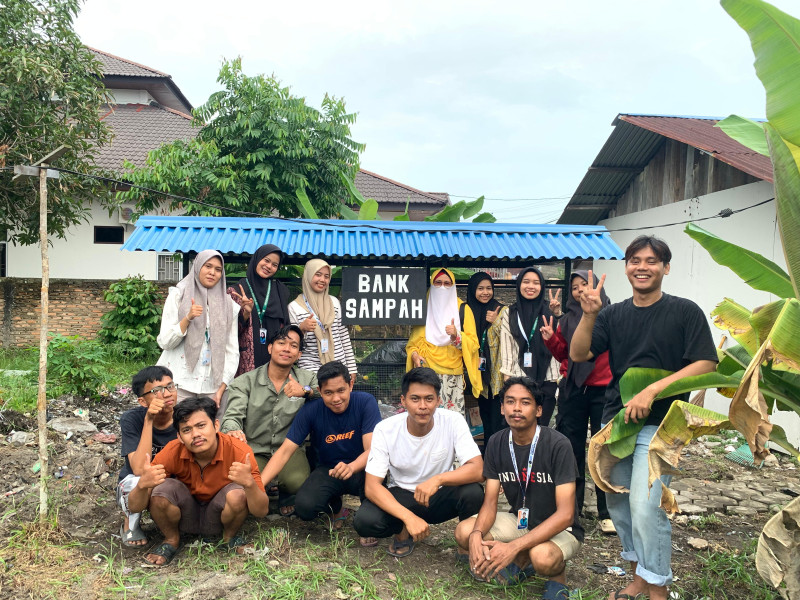 Mahasiswa KKN UMRI Kelompok 7 Buat Bank Sampah di Kelurahan Labuh Baru Barat di RW 08