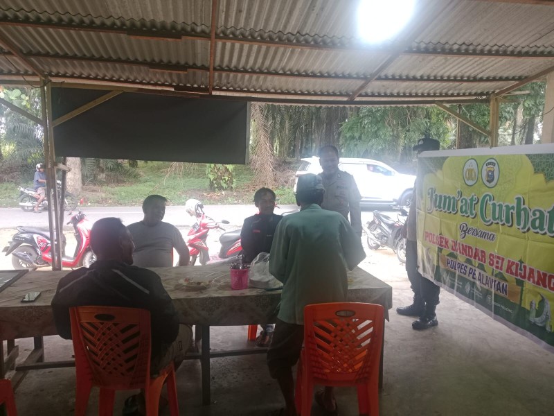 Polsek Bandar Sei Kijang Laksanakan Jum'at Curhat, Tingkatkan Kepercayaan Masyarakat di Warung Sarapan Pagi