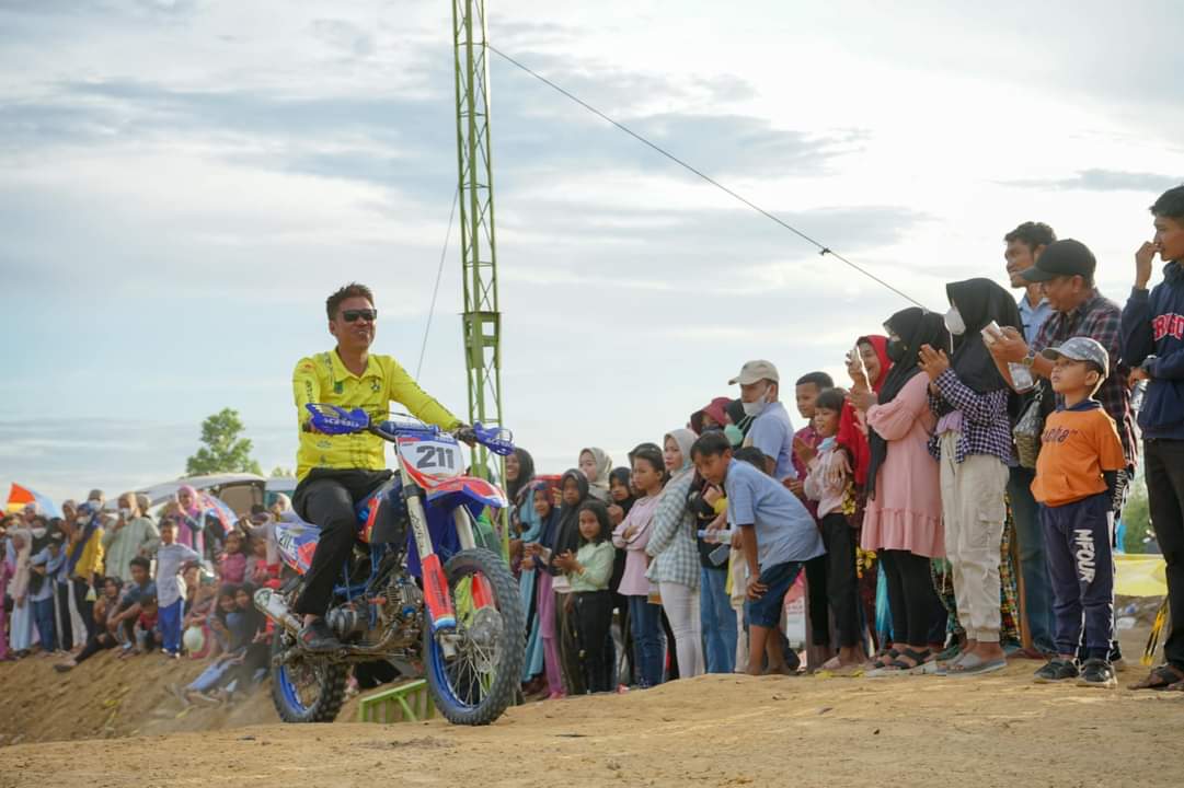 Bupati Rohil Buka Kejuaraan Grasstrack Di Sirkuit Sintong Pusaka