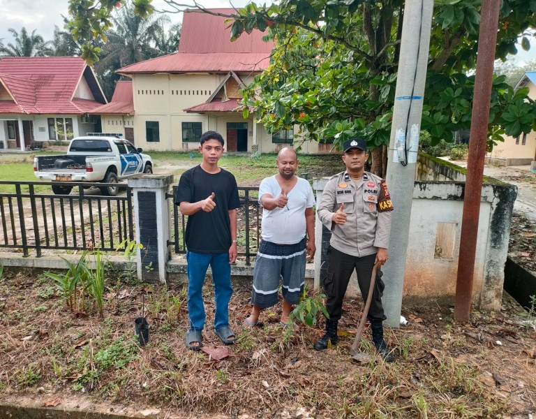 Polsek Bandar Sei Kijang Gelar Aksi Green Policing, Tanam Bibit Pohon di Halaman Kantor Lurah