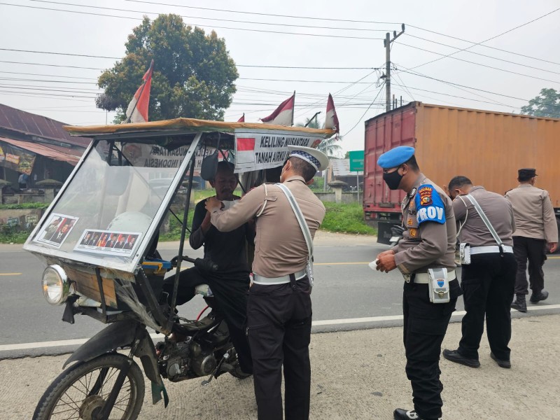 Antisipasi Dampak Karhutla, Polsek Bandar Sei Kijang Kembali Bagikan Masker Gratis di Jalintim KM 34
