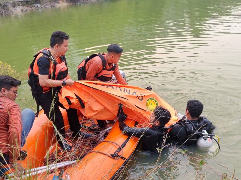 Kantor SAR Pekanbaru Laksanakan Operasi Pencarian Satu Orang Tenggelam di Kolam Bekas Galian Basement.