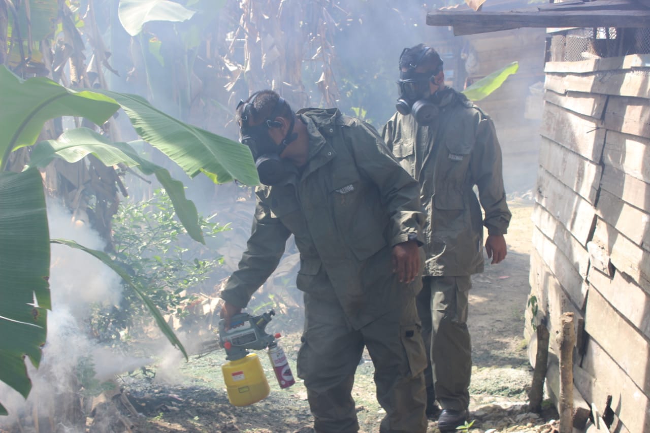 Batalyon B Pelopor Sat Brimob Polda Riau ada Penyemprotan Fogging ke-Lingkungan Masyarakat
