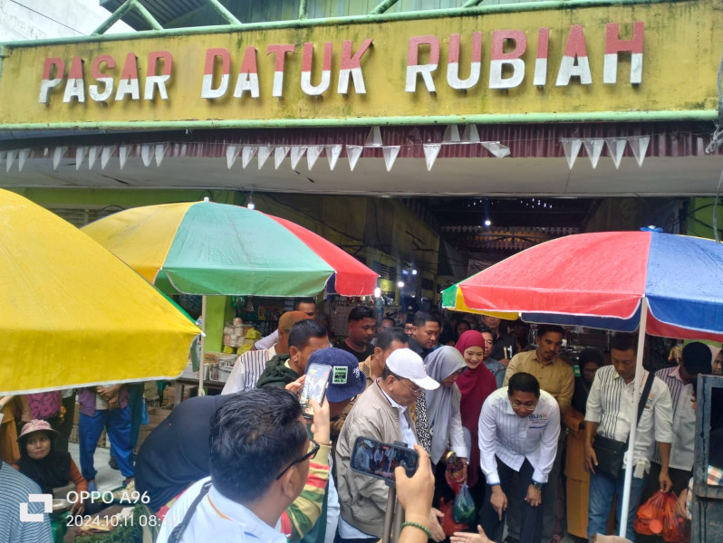 Blusukan di Pasar Datuk Rubiah dan Kampanye di Pulau Halang, Warga Serukan Ganti Bupati