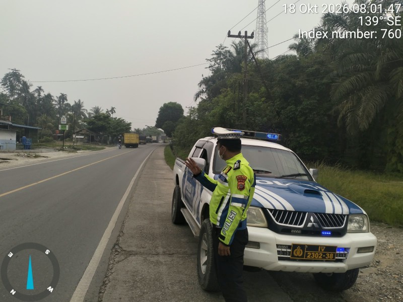 POLSEK BANDAR SEI KIJANG  LAKSANAKAN PATROLI PREVENTIF DAN PENGATURAN ARUS LALU LINTAS DI JALINTIM KM 38