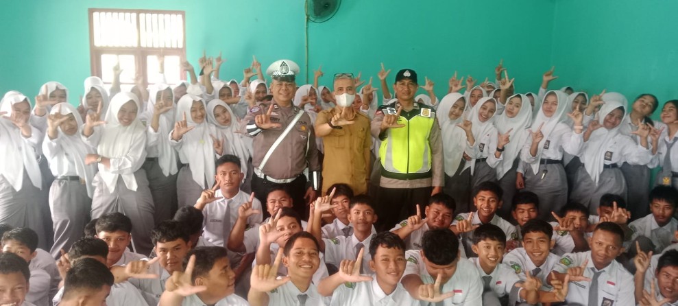 POLISI PEDULI PENDIDIKAN: PERSONIL POLSEK BANDAR SEI KIJANG SAMBANGI SMAN 001, BERI HIMBAUAN KESELAMATAN LALU LINTAS