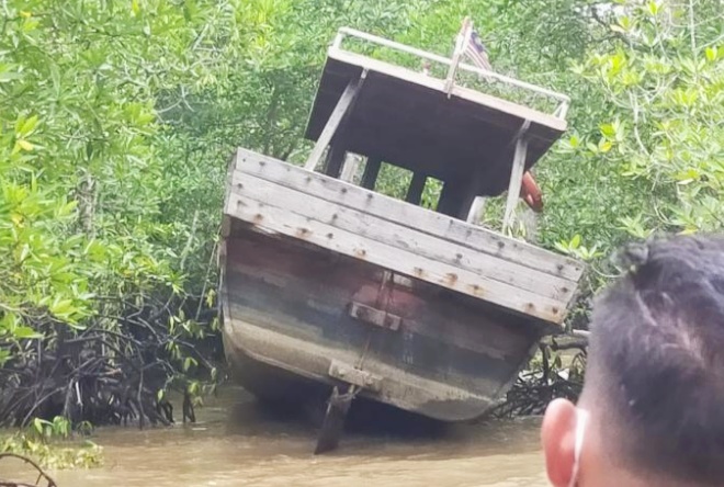 Kapal Berbendera Malaysia Menyandar di Hutan Bakau, Bawaannya ada 3 Kilo Sabu