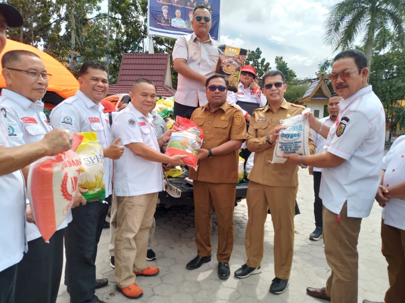 Peduli Sesama, LPM Pekanbaru Serahkan Bantuan Sosial Beras Pada Korban Banjir Pekanbaru