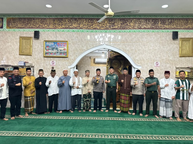 Brimob Polda Riau Dukung Program Polda Riau melalui Sholat Subuh Berjamaah