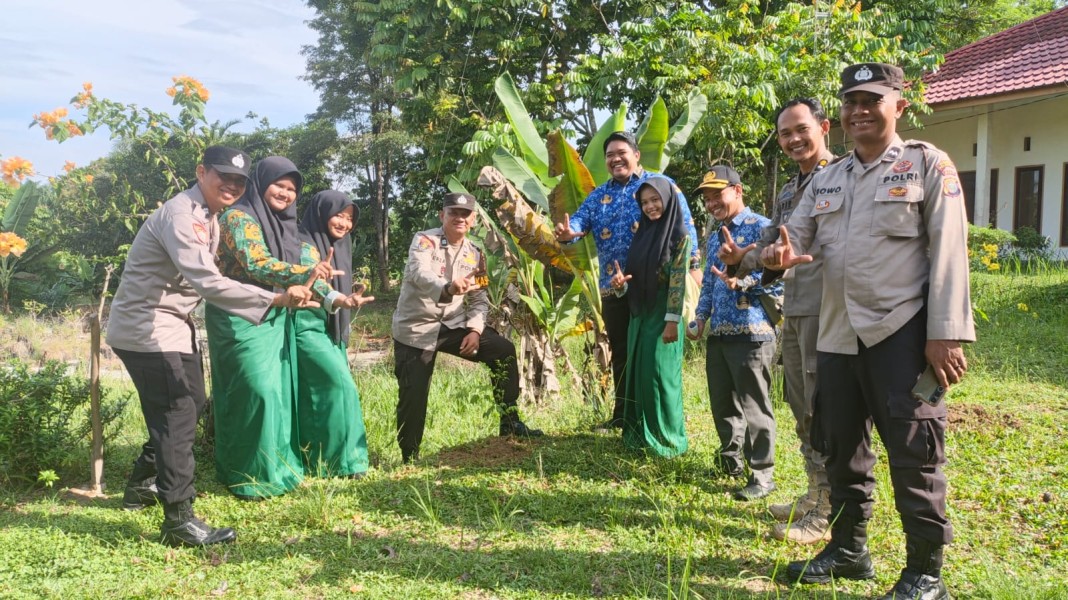 Polsek Bandar Sei Kijang Tanam Pohon Kedondong dan Matoa di Kantor Camat Dukung Program Kapolda Riau