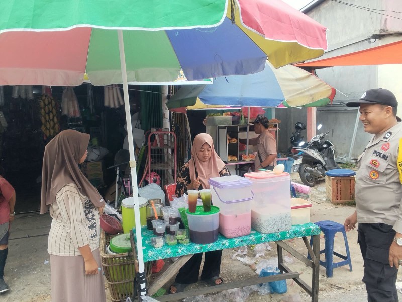 BHABINKAMTIBMAS POLSEK BANDAR SEI KIJANG PATROLI PASAR SEKIIJANG, HIMBAU WARGA WASPADA KEJAHATAN DAN PENIPUAN
