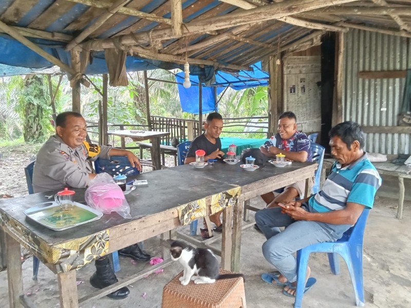 Bhabinkamtibmas Polsek Bandar Sei Kijang Laksanakan Sambang dan Sosialisasi Karhutla di Desa Simpang Beringin